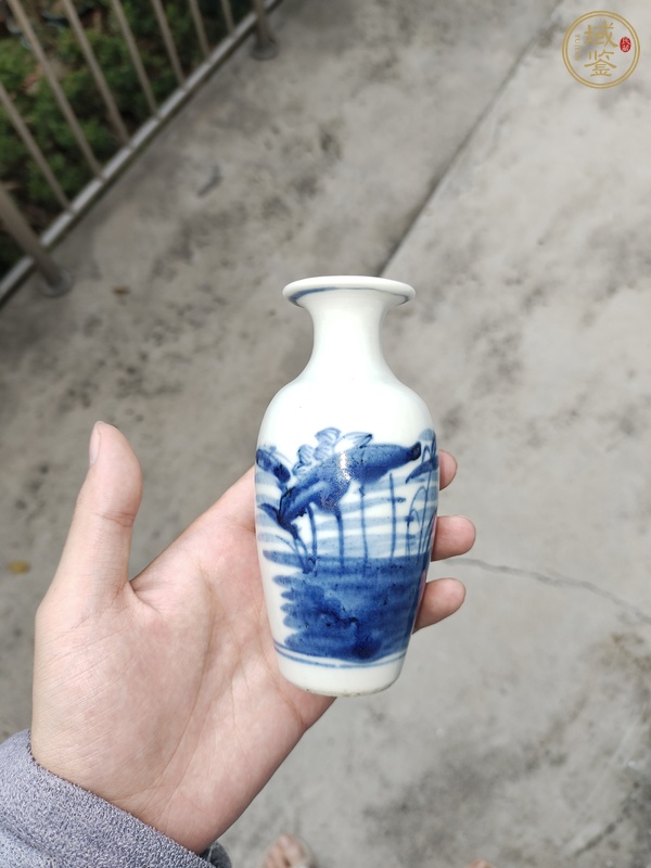 古玩陶瓷花卉紋青花瓶真品鑒賞圖