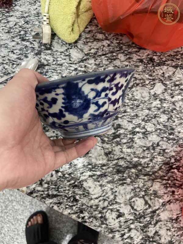 古玩陶瓷青花纏枝花卉紋茶碗真品鑒賞圖