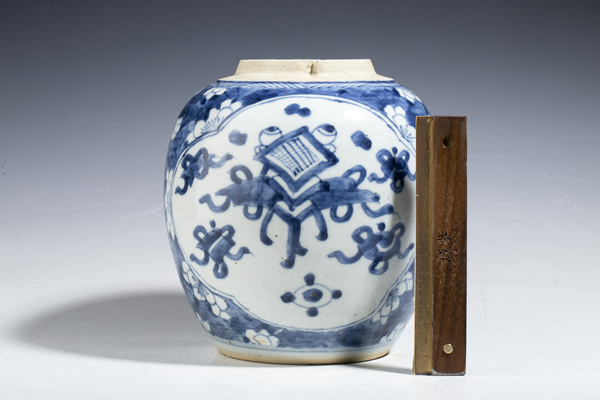 古玩陶瓷清康熙·青花冰梅開窗雜寶紋罐拍賣，當前價格7500元