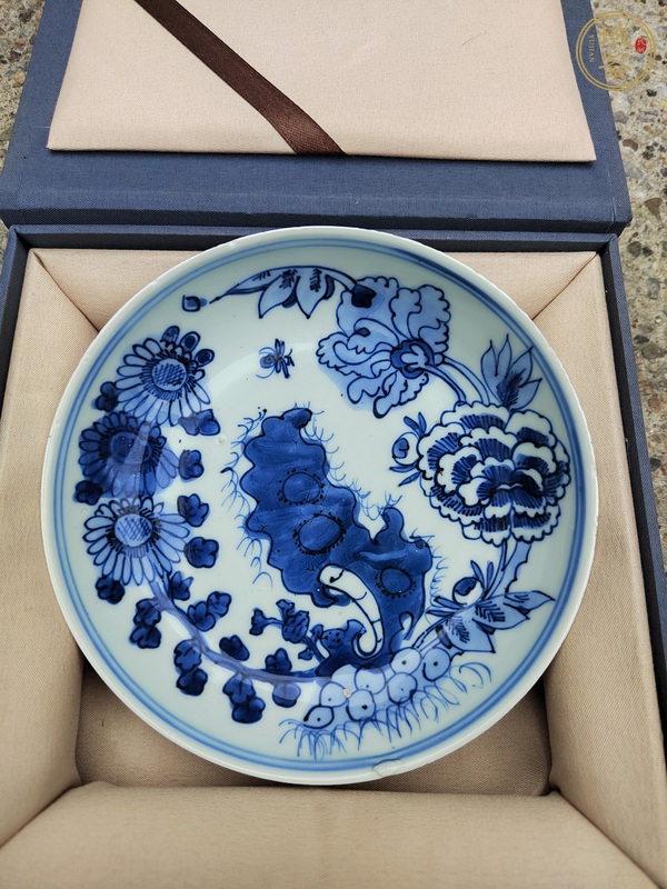 古玩陶瓷花卉紋青花盤真品鑒賞圖