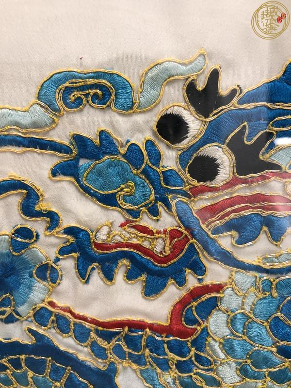 古玩陶瓷清末民初·三藍(lán)繡雙龍海水刺繡掛屏真品鑒賞圖