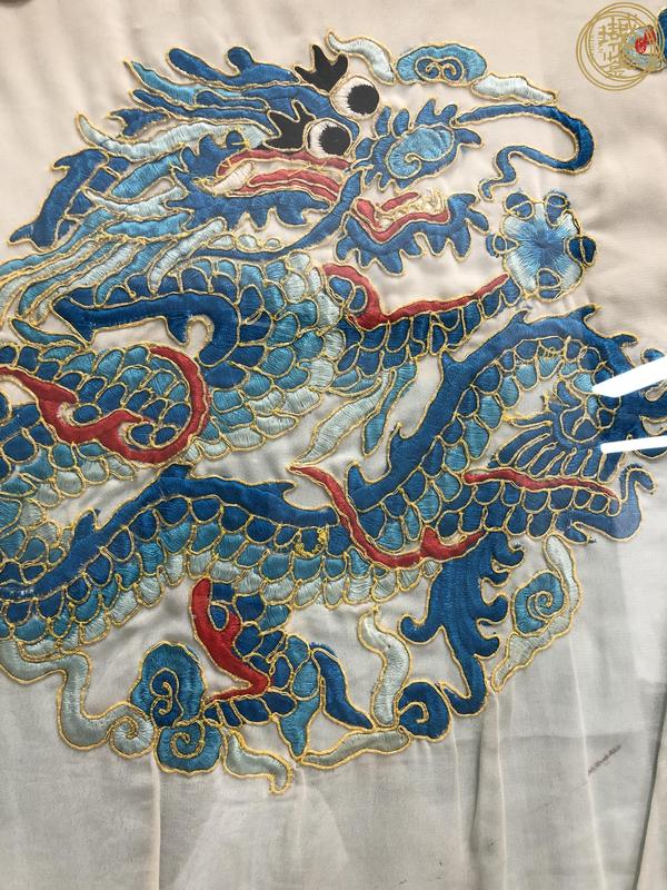 古玩陶瓷清末民初·三藍(lán)繡雙龍海水刺繡掛屏真品鑒賞圖