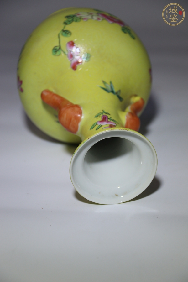 古玩陶瓷黃地粉彩軋道雙耳瓶真品鑒賞圖