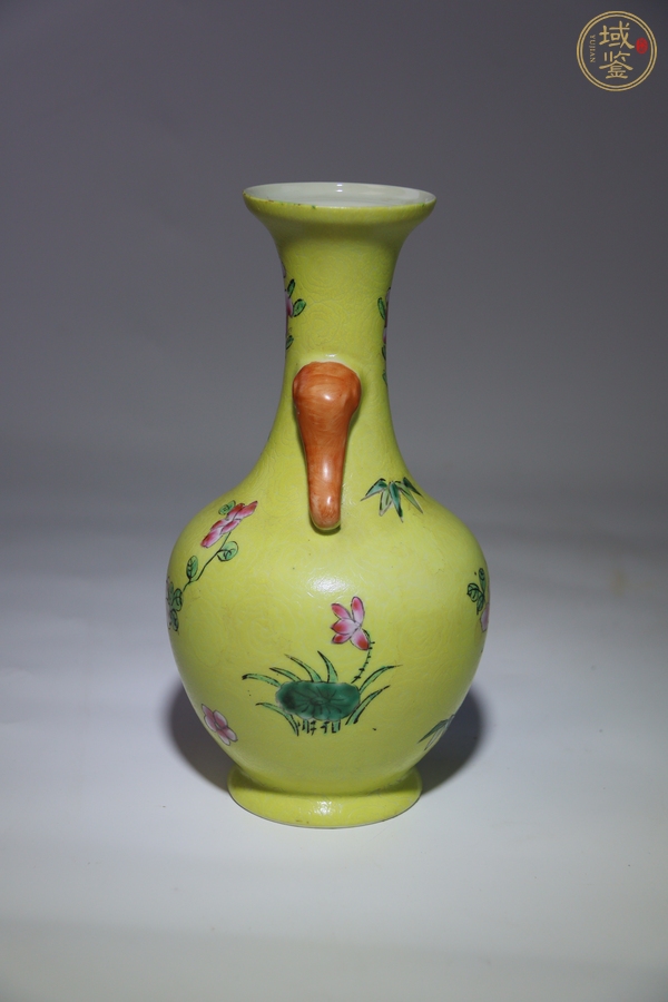 古玩陶瓷黃地粉彩軋道雙耳瓶真品鑒賞圖