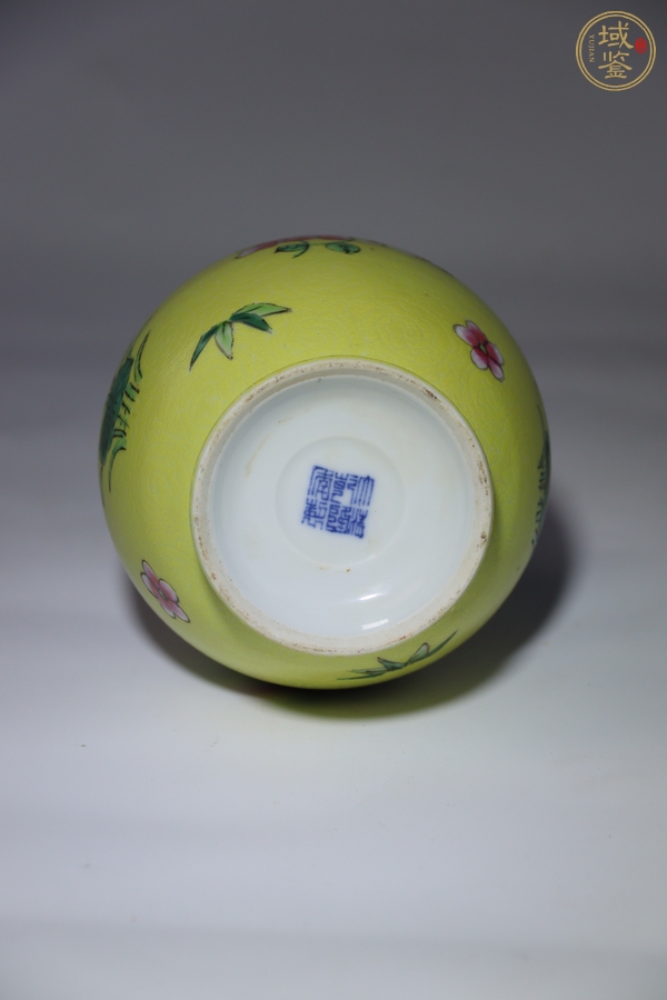 古玩陶瓷黃地粉彩軋道雙耳瓶真品鑒賞圖