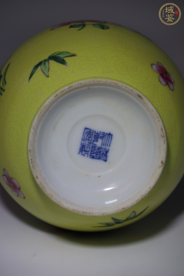 古玩陶瓷黃地粉彩軋道雙耳瓶真品鑒賞圖