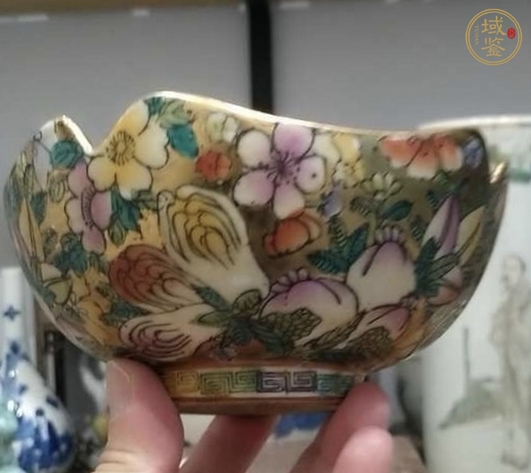 古玩陶瓷黃地粉彩花卉紋花口碗真品鑒賞圖