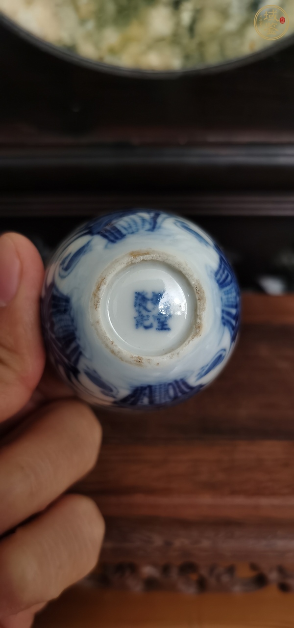 古玩陶瓷青花滿(mǎn)池矯紋臥足杯真品鑒賞圖