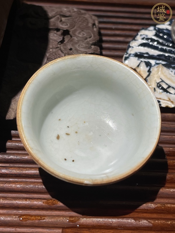 古玩陶瓷哥釉茶杯真品鑒賞圖