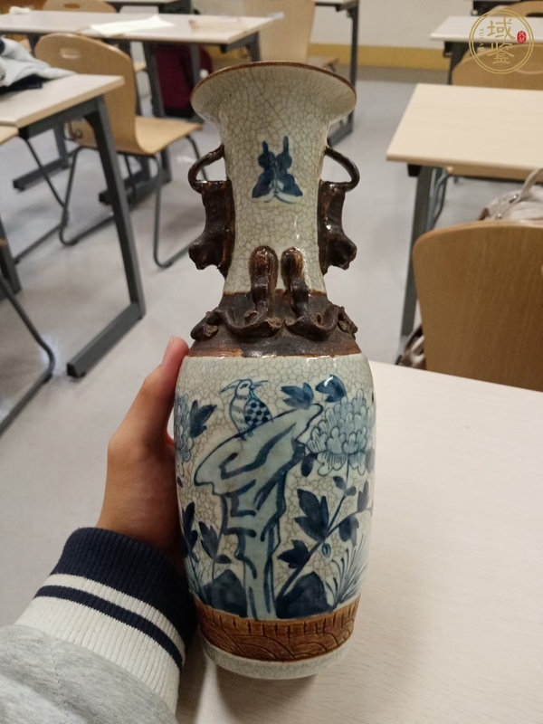 古玩陶瓷鐵骨尼青花花鳥紋螭龍雙耳瓶真品鑒賞圖