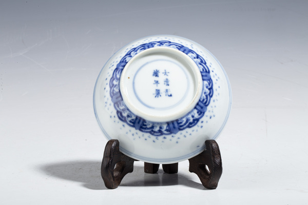 古玩陶瓷晚清·青花云鶴八卦紋小盤一對拍賣,當前價格16000元