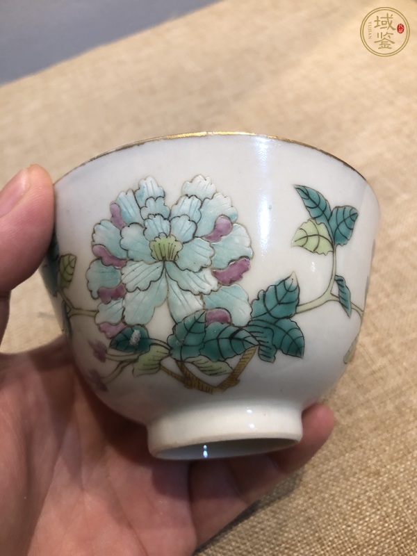 古玩陶瓷花蝶紋粉彩小碗真品鑒賞圖