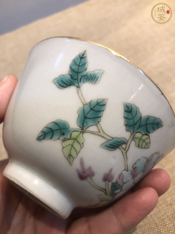 古玩陶瓷花蝶紋粉彩小碗真品鑒賞圖