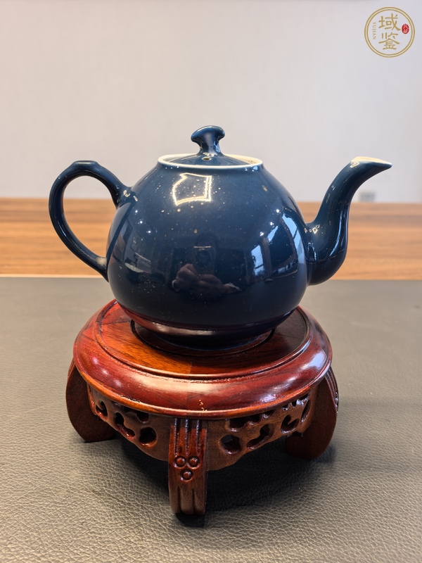 古玩陶瓷霽藍(lán)釉茶壺真品鑒賞圖