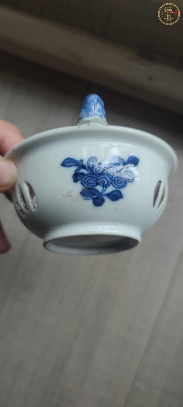 古玩陶瓷青花花卉紋婁空碗真品鑒賞圖