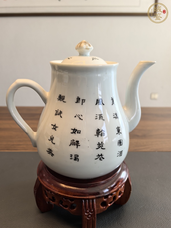 古玩陶瓷粉彩蝶戀花詩文茶壺真品鑒賞圖