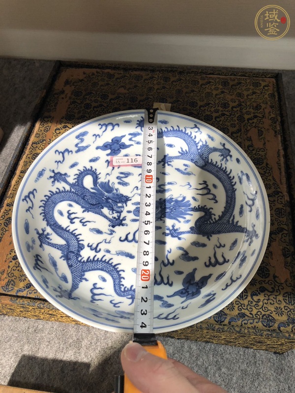 古玩陶瓷青花趕珠龍紋盤真品鑒賞圖