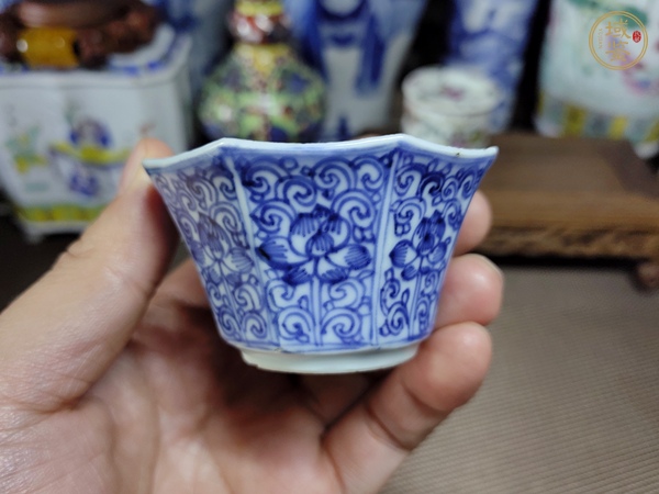 古玩陶瓷青花淡描花卉紋八方杯真品鑒賞圖