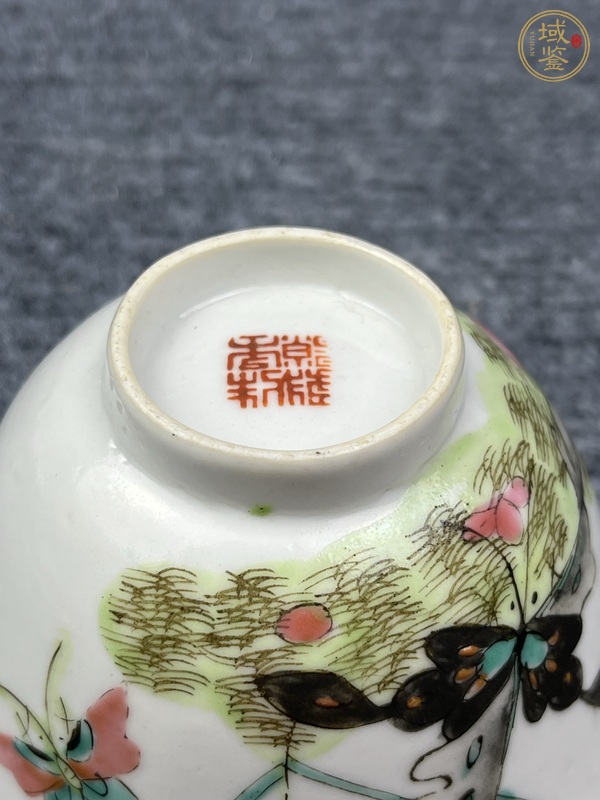 古玩陶瓷粉彩花蝶紋壓手杯真品鑒賞圖