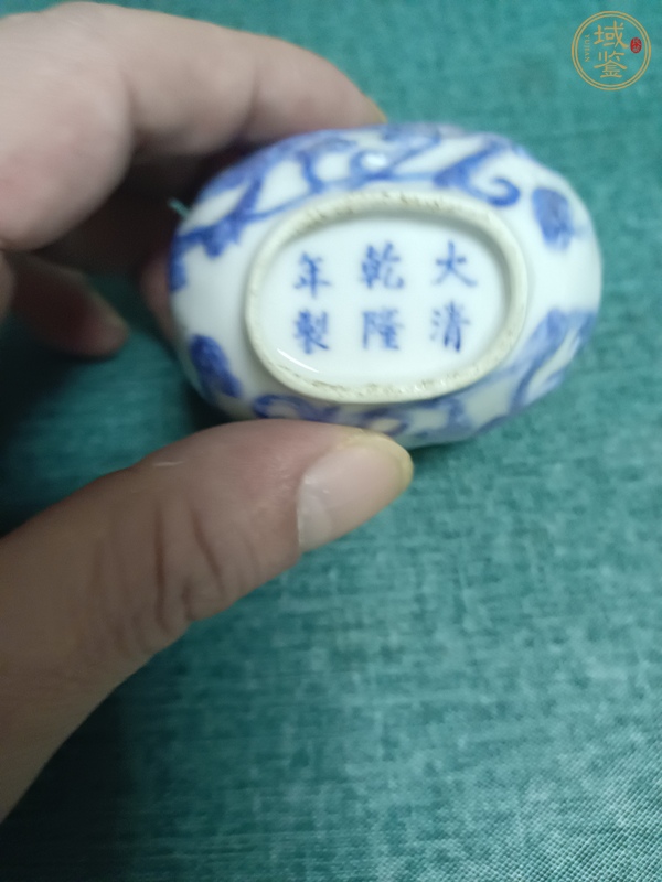 古玩陶瓷青花雙龍戲珠浮雕鼻煙壺真品鑒賞圖