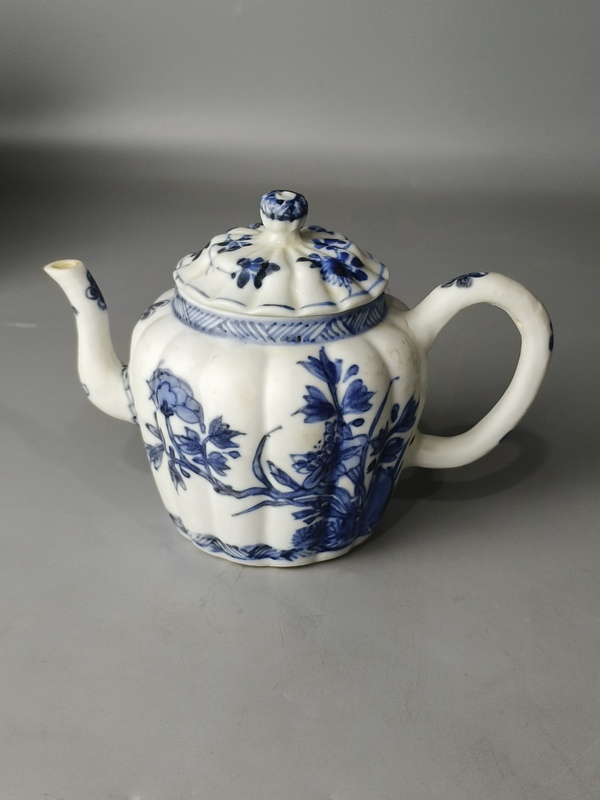 古玩轉(zhuǎn)賣(精品茶壺)清康熙·青花花卉瓜棱紋·茶壺拍賣,當(dāng)前價格0元