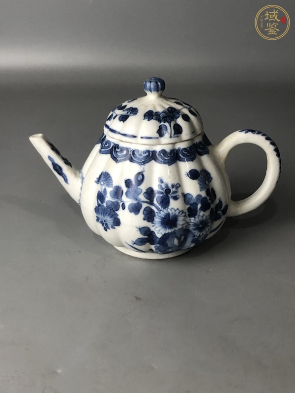 古玩陶瓷青花花卉紋瓜棱茶壺真品鑒賞圖