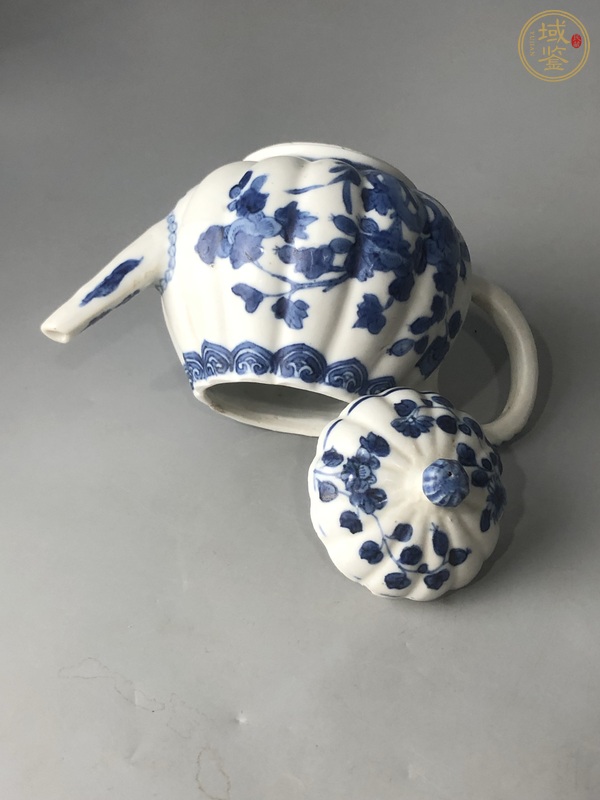 古玩陶瓷青花花卉紋瓜棱茶壺真品鑒賞圖