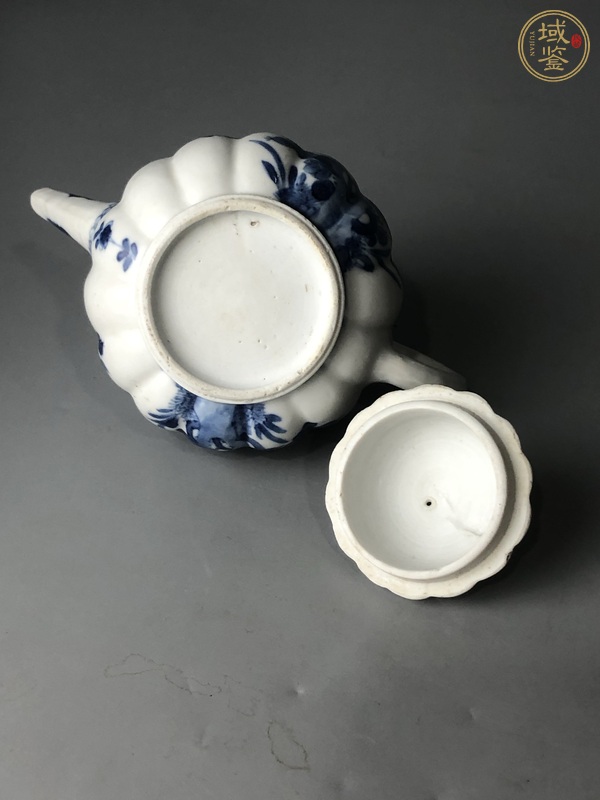 古玩陶瓷青花花卉紋瓜棱茶壺真品鑒賞圖