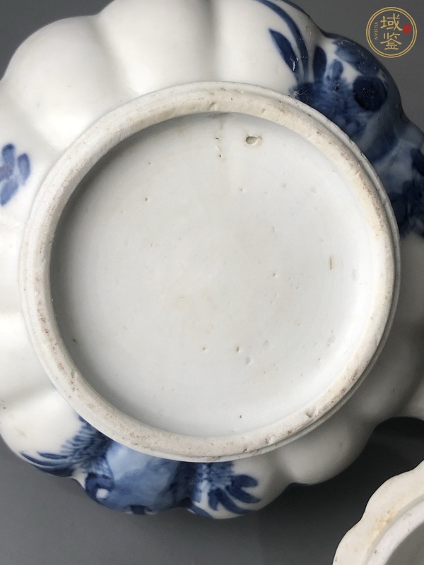 古玩陶瓷青花花卉紋瓜棱茶壺真品鑒賞圖