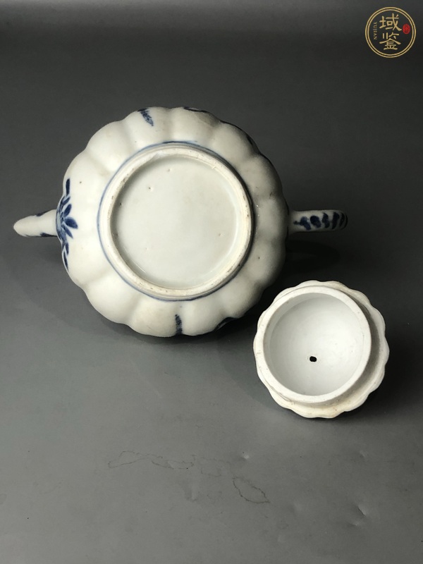 古玩陶瓷青花花卉紋瓜棱茶壺真品鑒賞圖