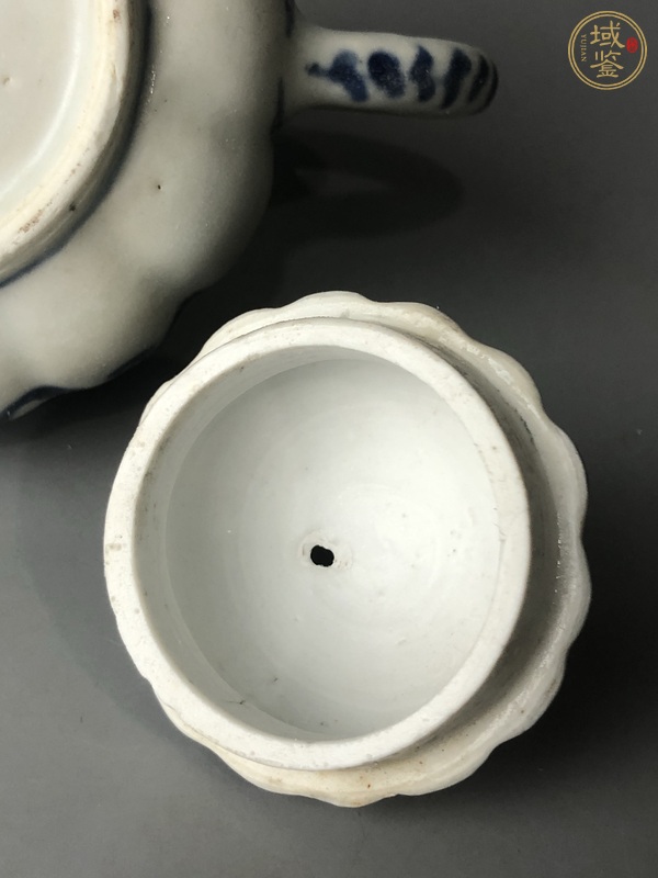 古玩陶瓷青花花卉紋瓜棱茶壺真品鑒賞圖