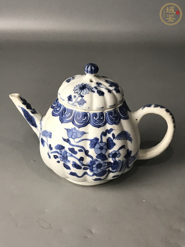 古玩陶瓷青花花卉紋瓜棱茶壺真品鑒賞圖