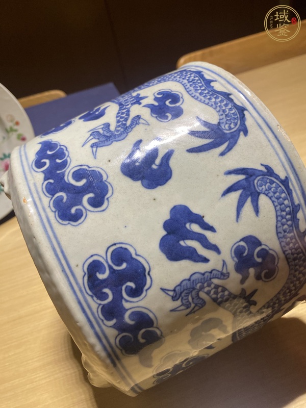 古玩陶瓷龍紋青花三足筒式香爐真品鑒賞圖