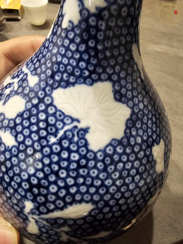 古玩陶瓷青花堆白花蝶紋蒜頭瓶真品鑒賞圖