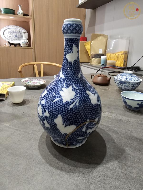 古玩陶瓷青花堆白花蝶紋蒜頭瓶真品鑒賞圖