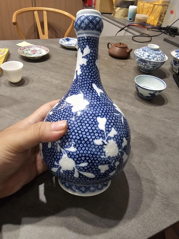 古玩陶瓷青花堆白花蝶紋蒜頭瓶真品鑒賞圖