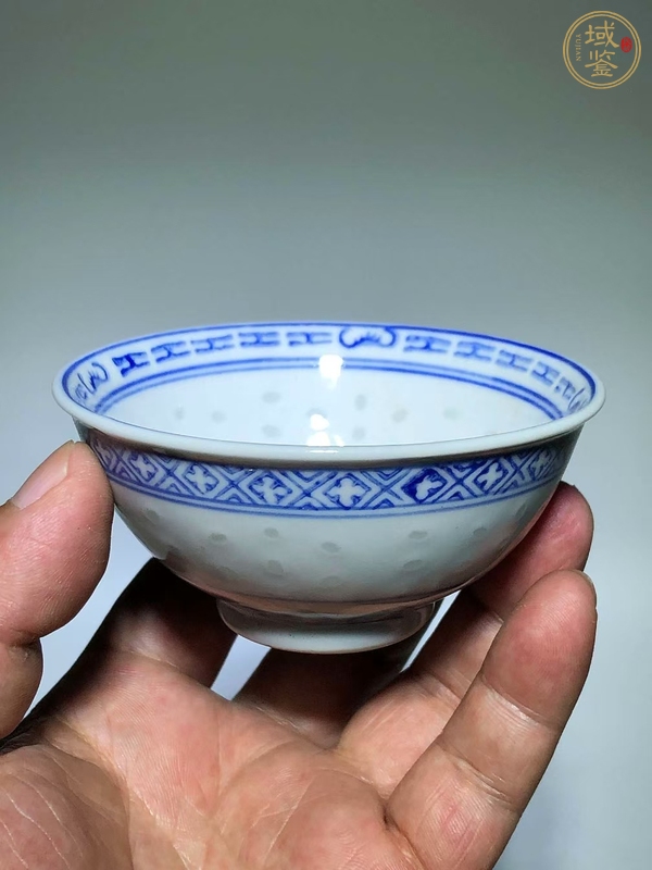 古玩陶瓷青花龍紋玲瓏瓷茶碗真品鑒賞圖