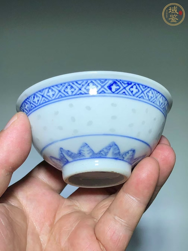 古玩陶瓷青花龍紋玲瓏瓷茶碗真品鑒賞圖