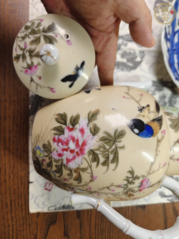 古玩陶瓷米黃釉粉彩花鳥紋茶壺真品鑒賞圖