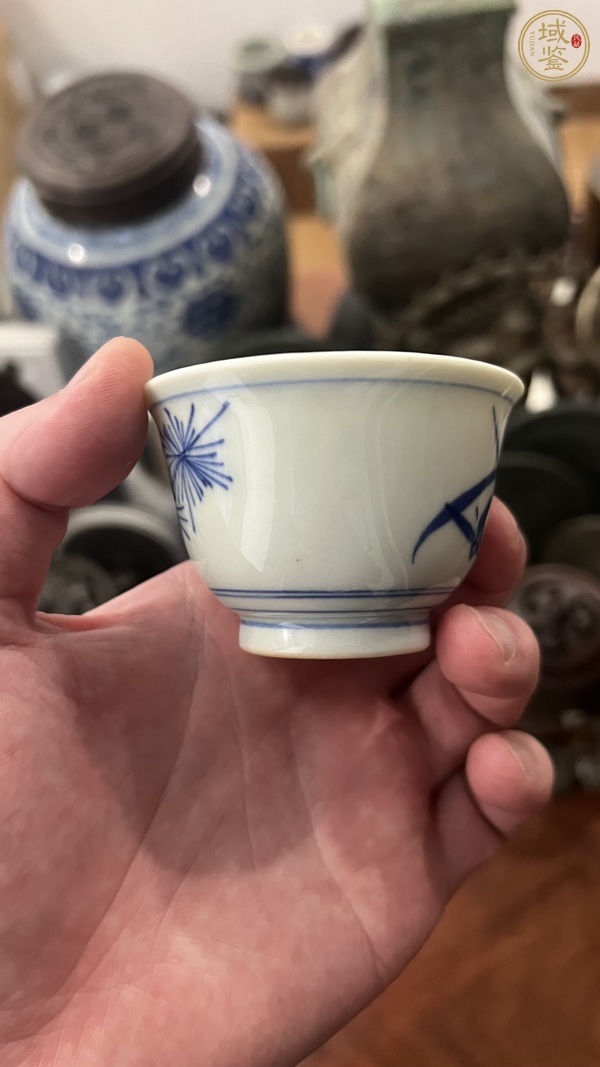 古玩陶瓷花卉紋青花杯真品鑒賞圖