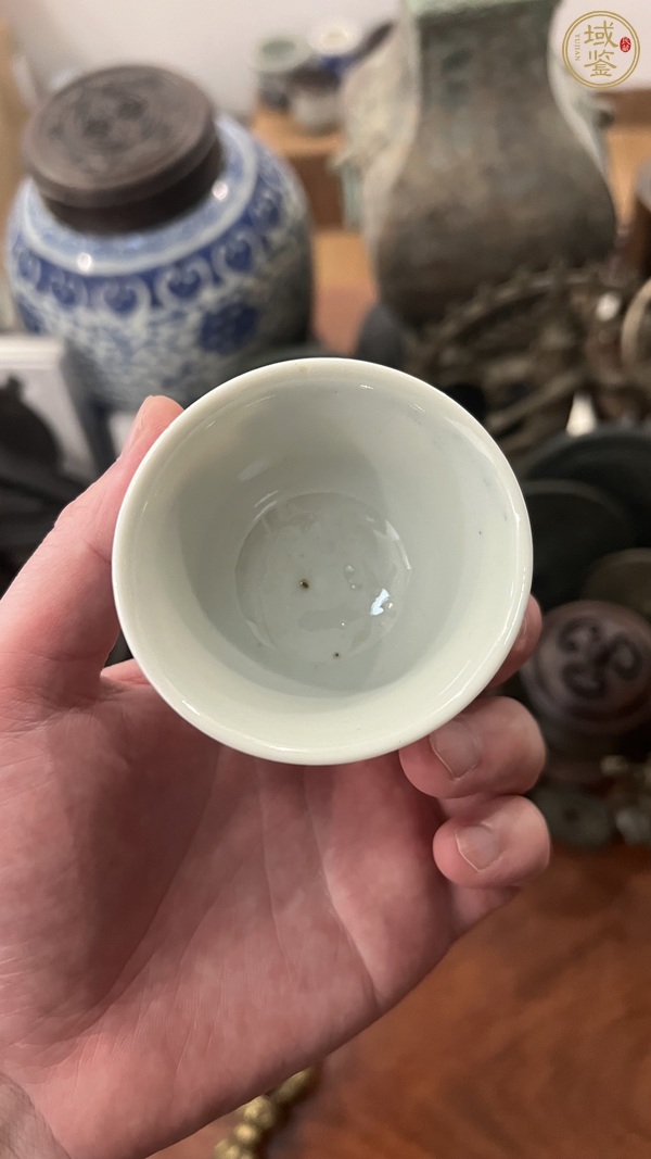 古玩陶瓷花卉紋青花杯真品鑒賞圖