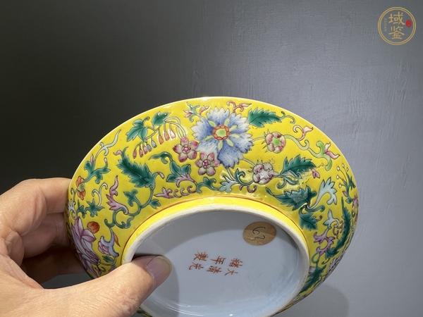 古玩陶瓷清光緒 黃地洋彩纏枝花卉紋盤真品鑒賞圖