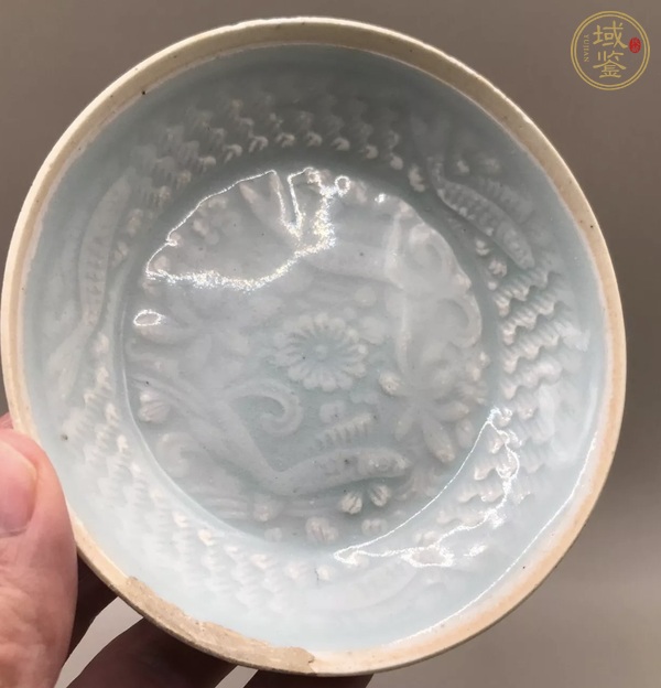 古玩陶瓷青白釉印花蓮花游魚紋芒口盤真品鑒賞圖