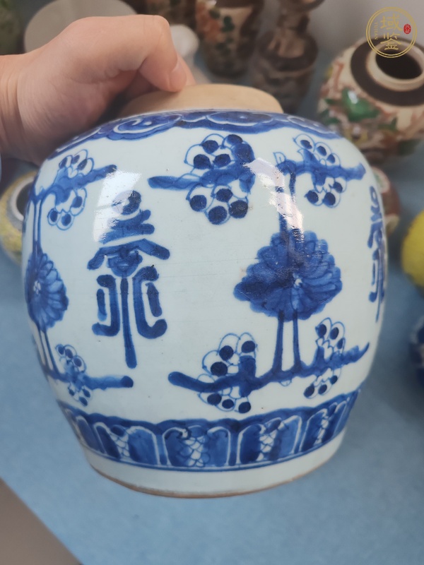 古玩陶瓷青花花卉圖案罐真品鑒賞圖