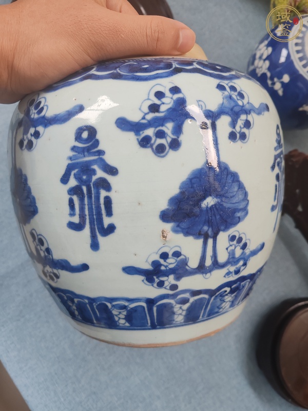 古玩陶瓷青花花卉圖案罐真品鑒賞圖