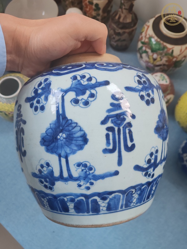 古玩陶瓷青花花卉圖案罐真品鑒賞圖