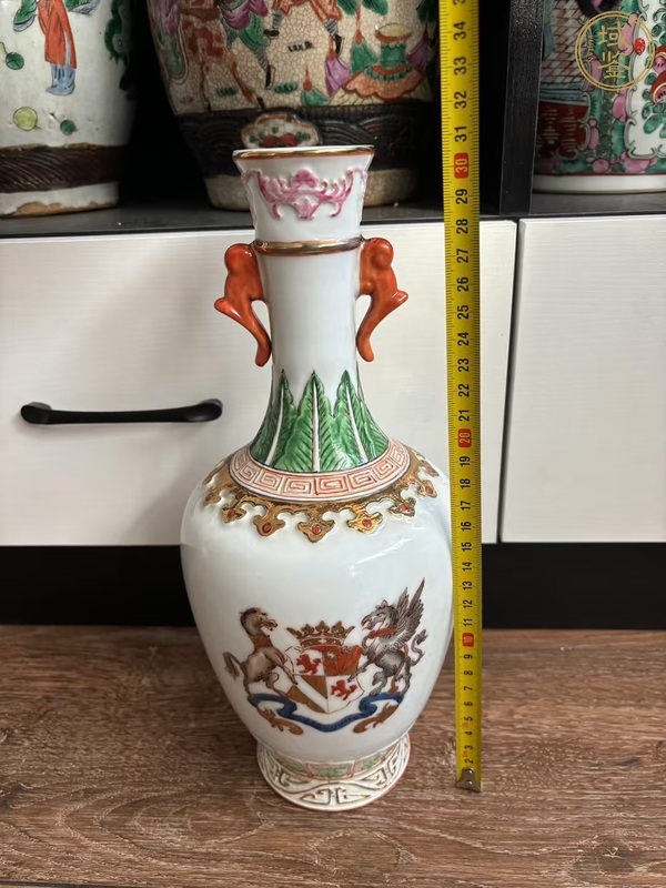 古玩陶瓷五彩徽章紋雙耳瓶真品鑒賞圖