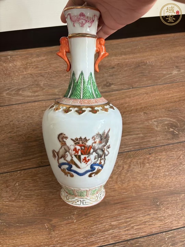 古玩陶瓷五彩徽章紋雙耳瓶真品鑒賞圖