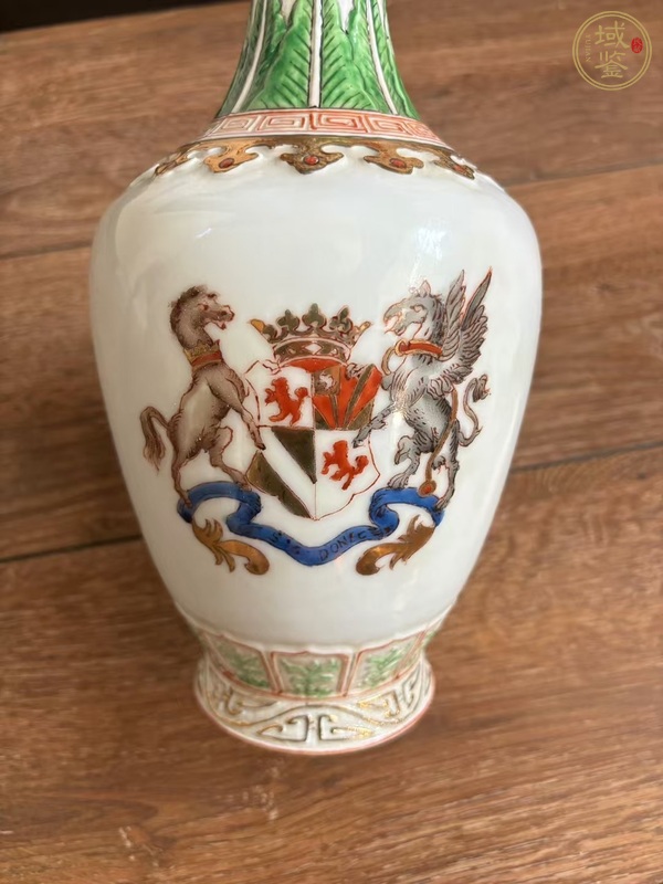 古玩陶瓷五彩徽章紋雙耳瓶真品鑒賞圖