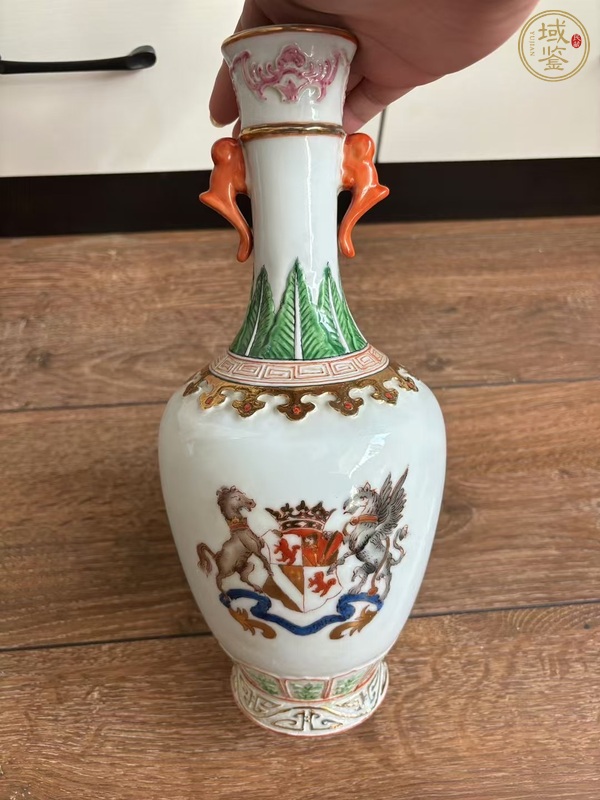 古玩陶瓷五彩徽章紋雙耳瓶真品鑒賞圖